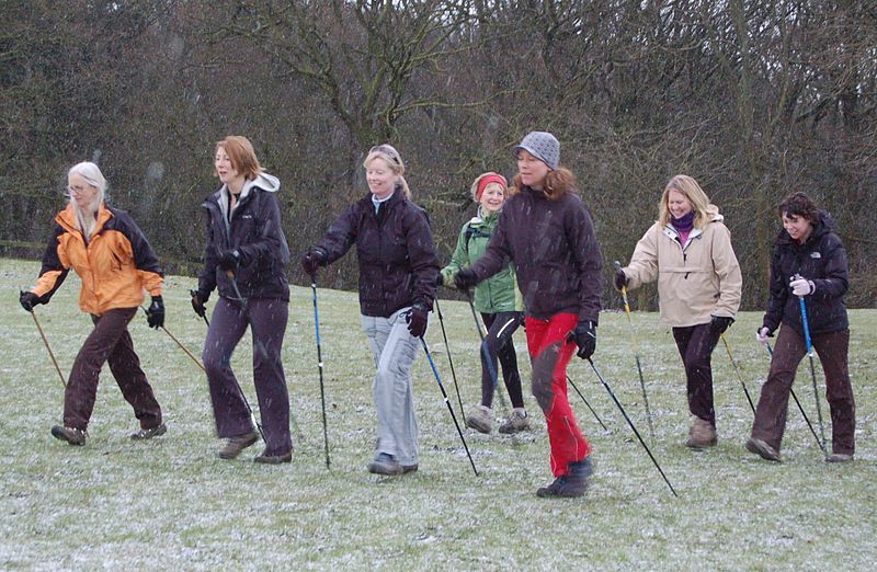 800px-Nordic_Walkers_near_Ilkley_020